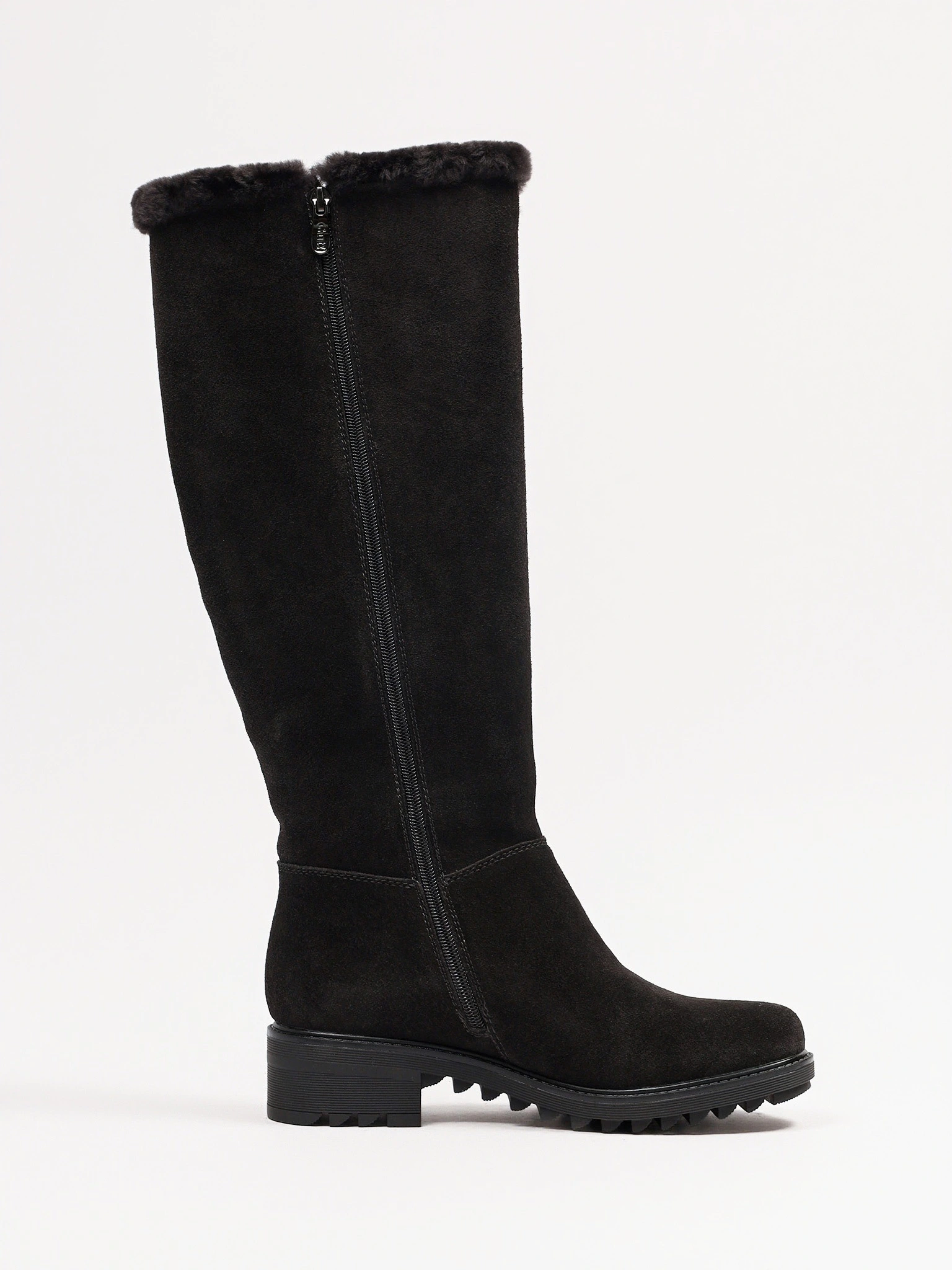 Сапоги темно-коричневого цвета с оторочкой на рельефной подошве